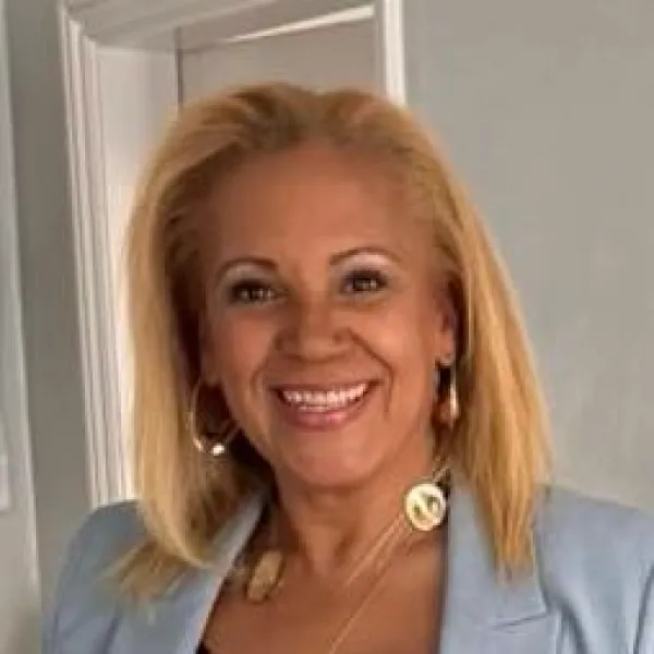 Elaine R's' profile photo